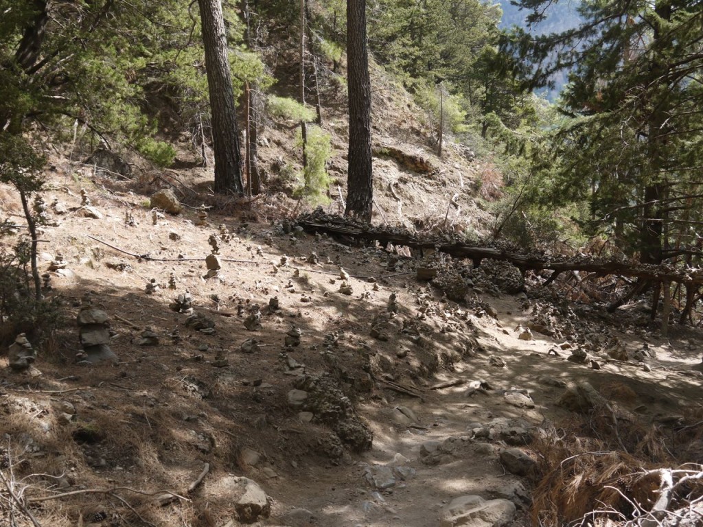 Mini-cairns near the 3km point